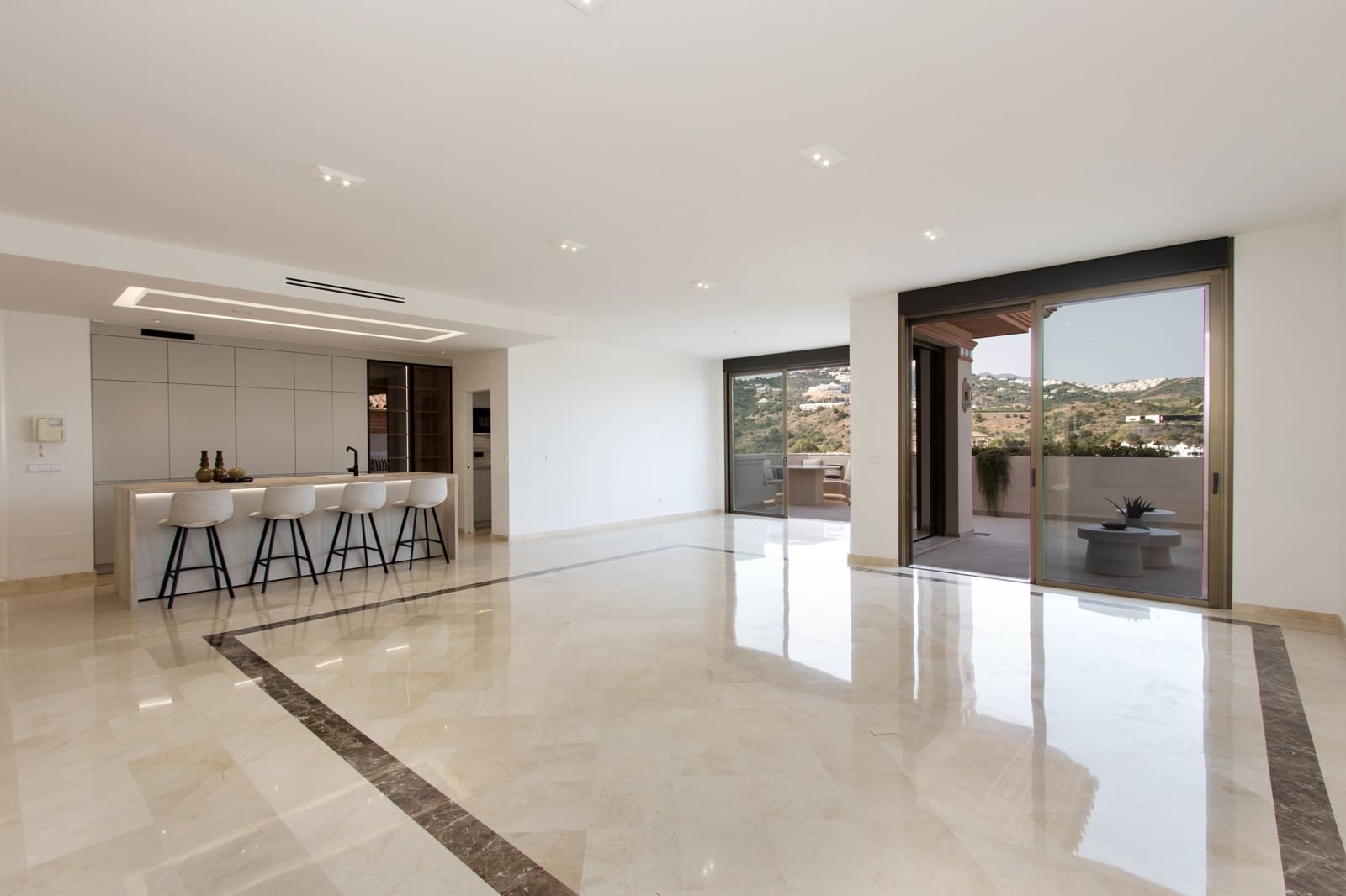 4 bedroom Apartment for sale in Marbella with pool - € 2,400,000 (Ref: 9882472)