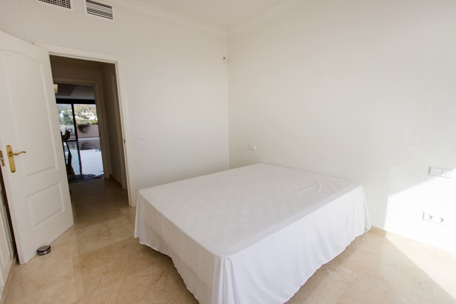 4 bedroom Apartment for sale in Marbella with pool - € 2,400,000 (Ref: 9882472)