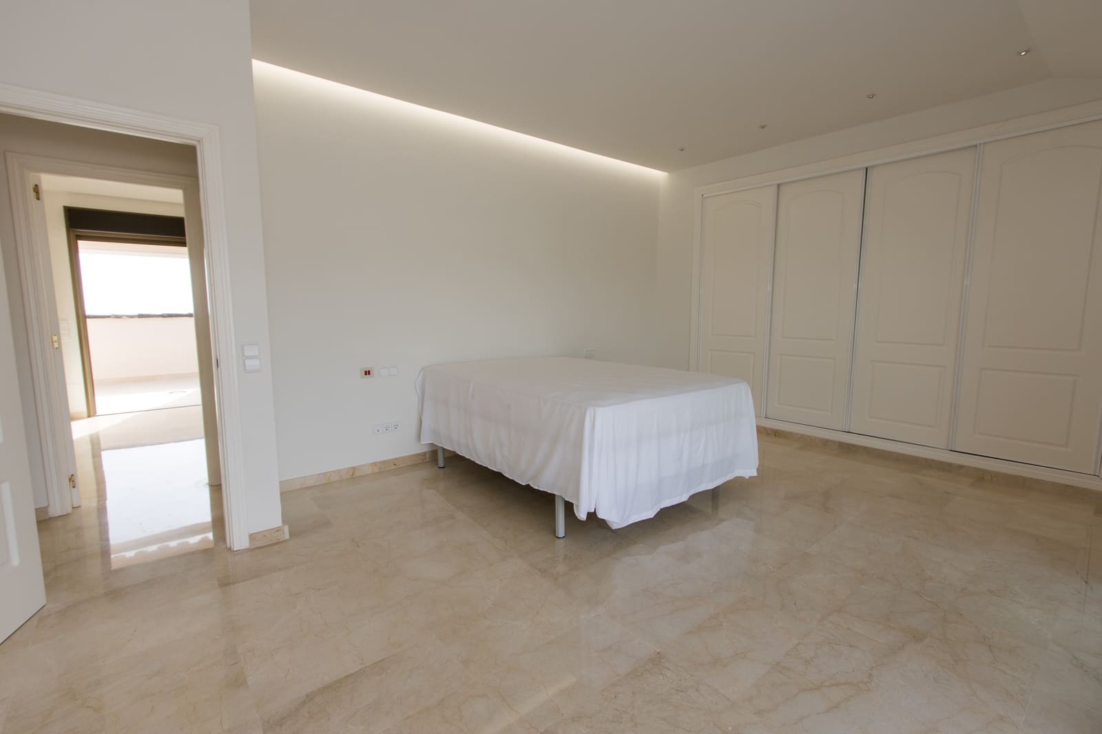 4 bedroom Apartment for sale in Marbella with pool - € 2,400,000 (Ref: 9882472)