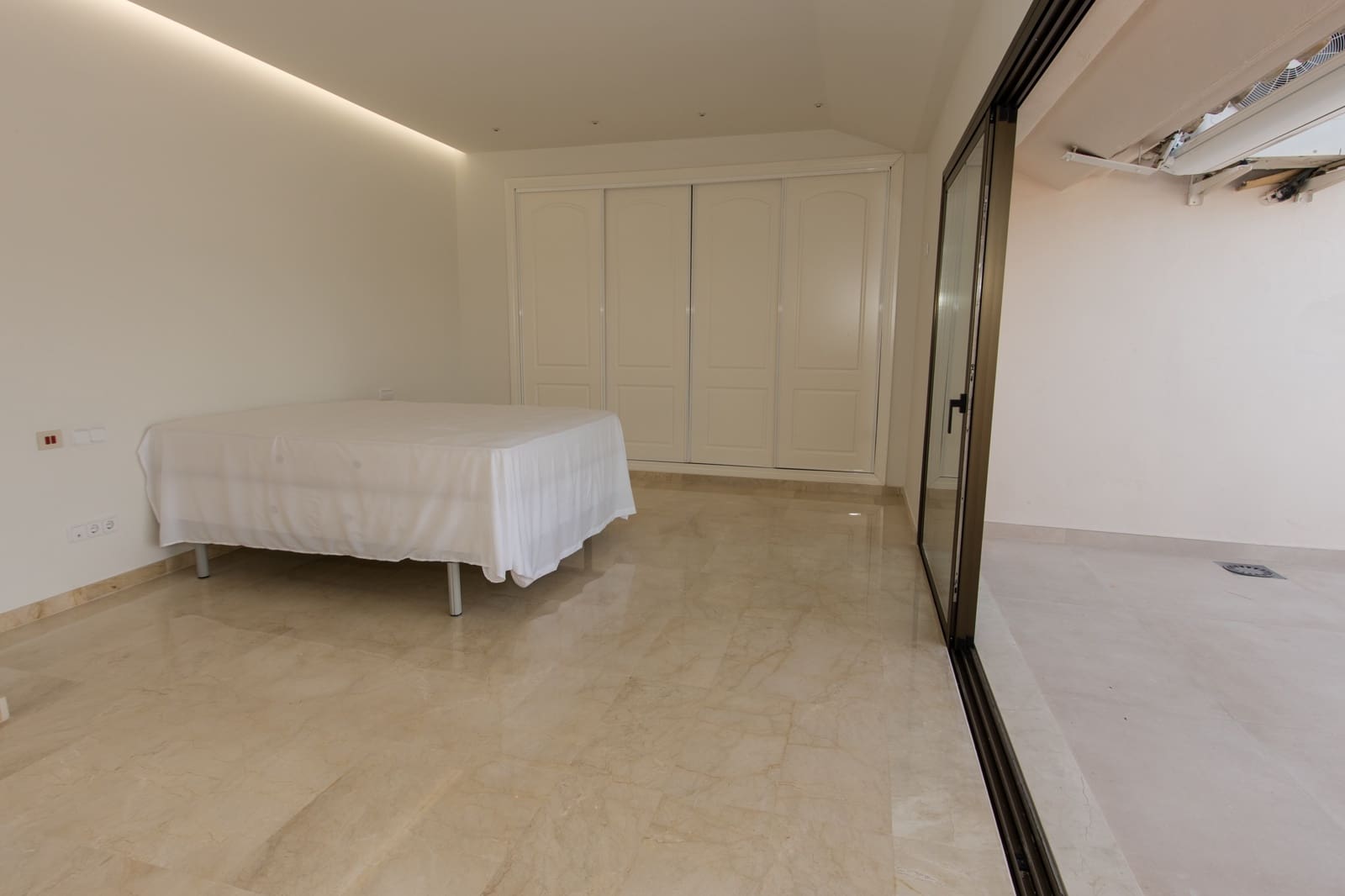4 bedroom Apartment for sale in Marbella with pool - € 2,400,000 (Ref: 9882472)