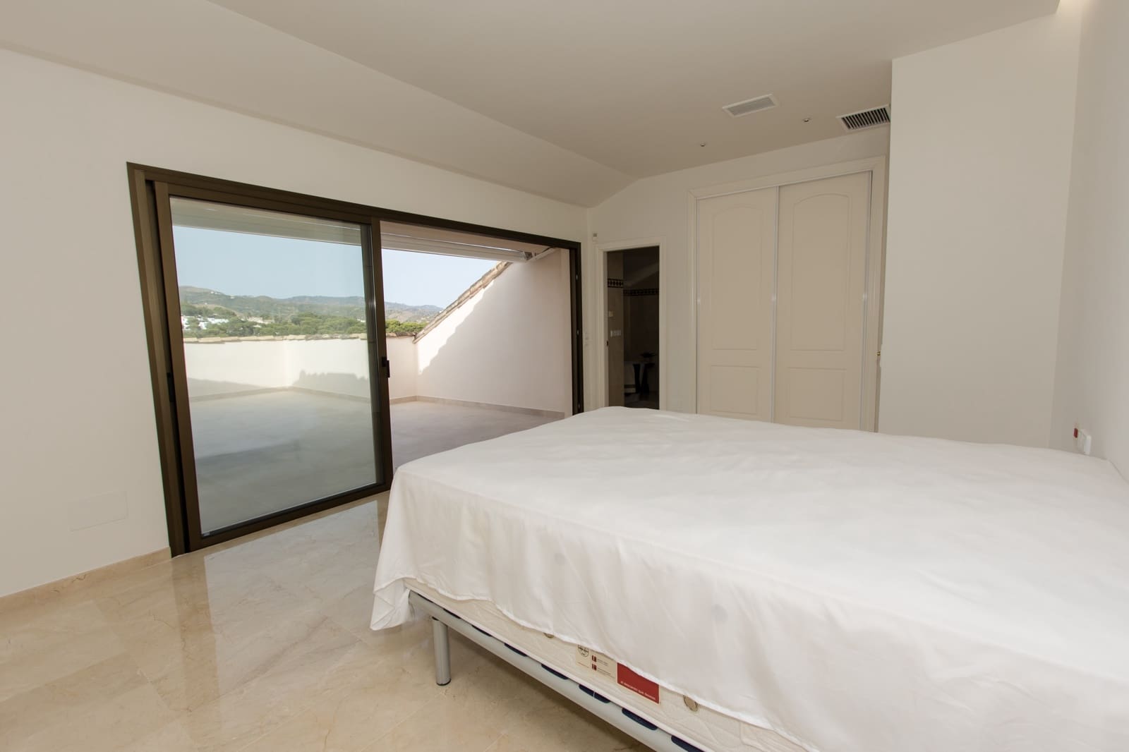4 bedroom Apartment for sale in Marbella with pool - € 2,400,000 (Ref: 9882472)