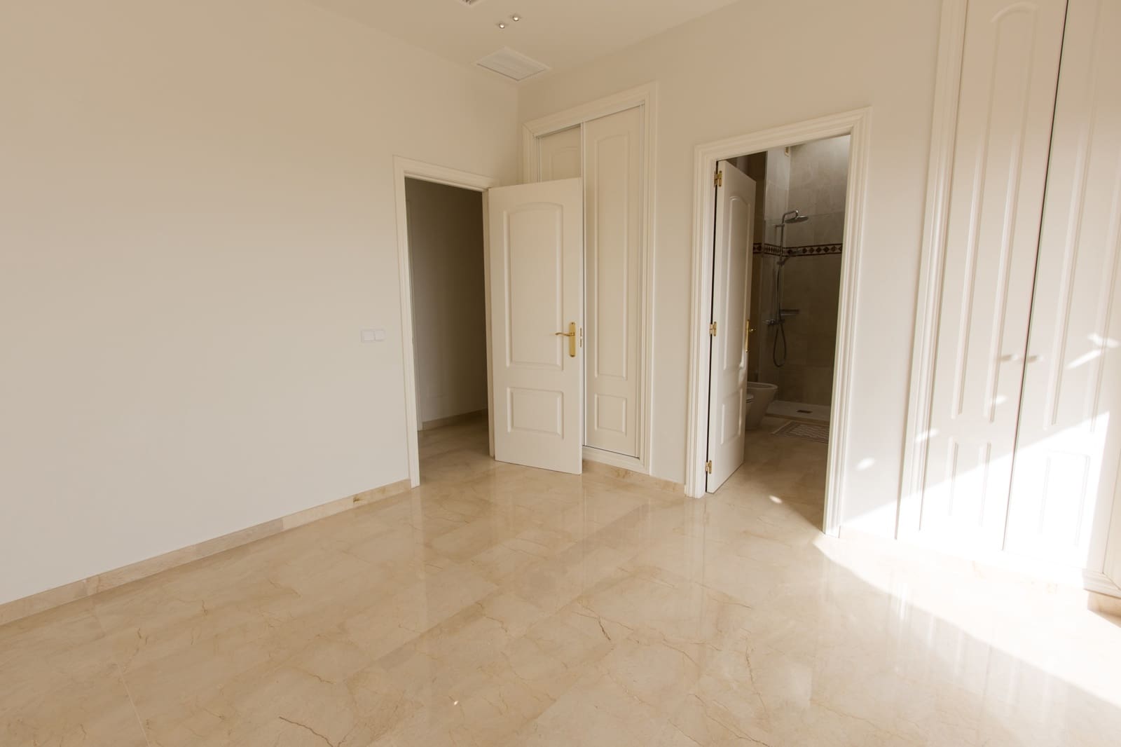 4 bedroom Apartment for sale in Marbella with pool - € 2,400,000 (Ref: 9882472)