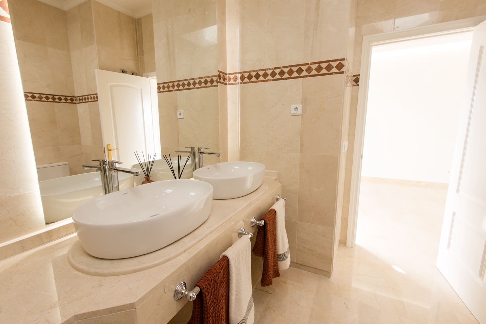 4 bedroom Apartment for sale in Marbella with pool - € 2,400,000 (Ref: 9882472)