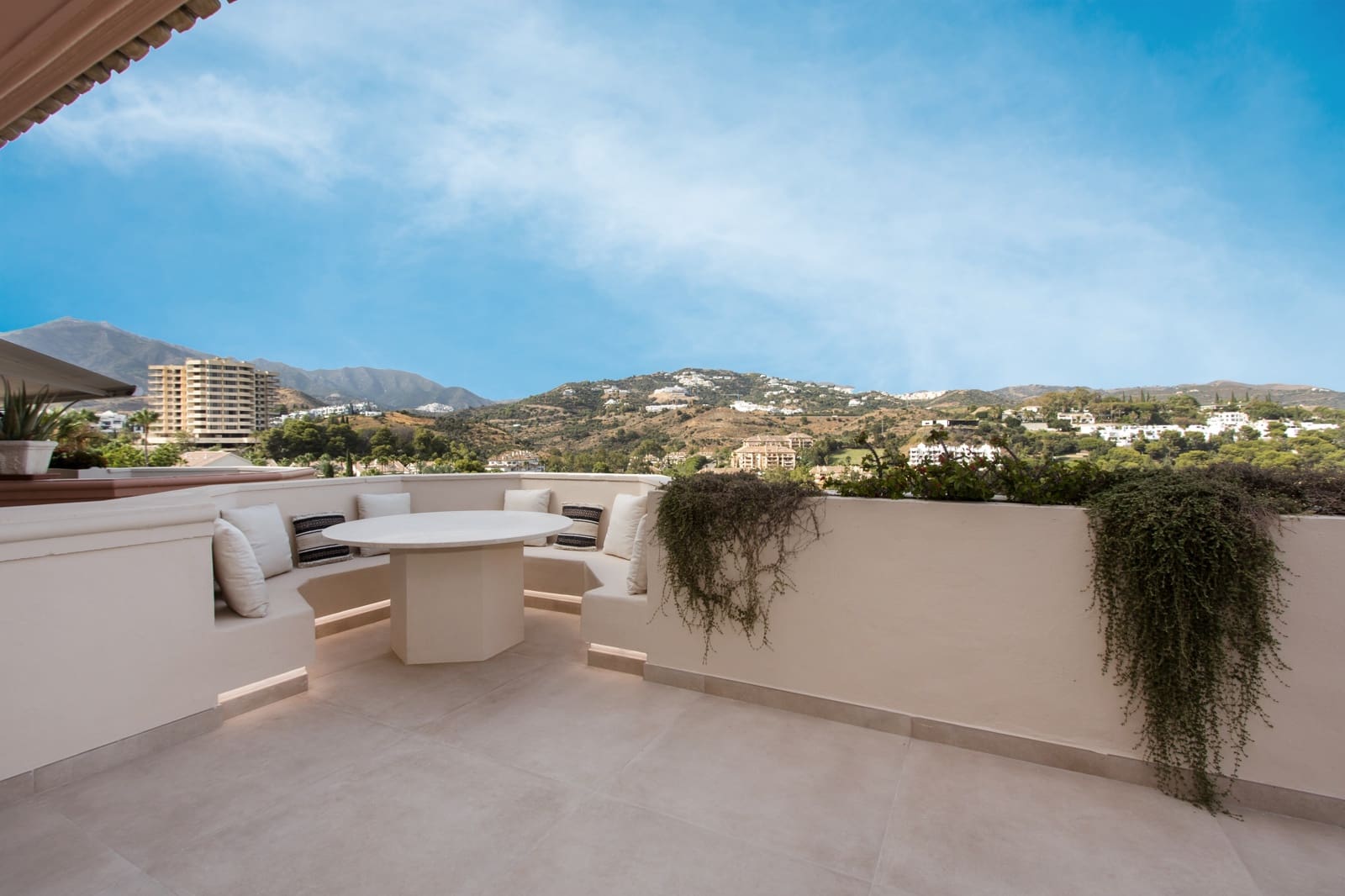 4 bedroom Apartment for sale in Marbella with pool - € 2,400,000 (Ref: 9882472)