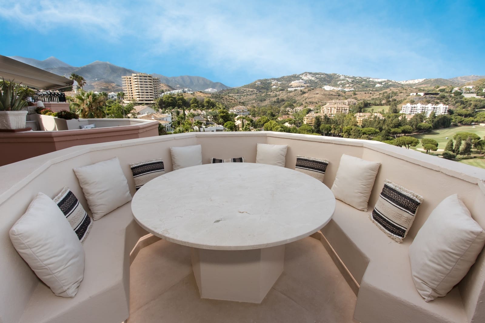 4 bedroom Apartment for sale in Marbella with pool - € 2,400,000 (Ref: 9882472)