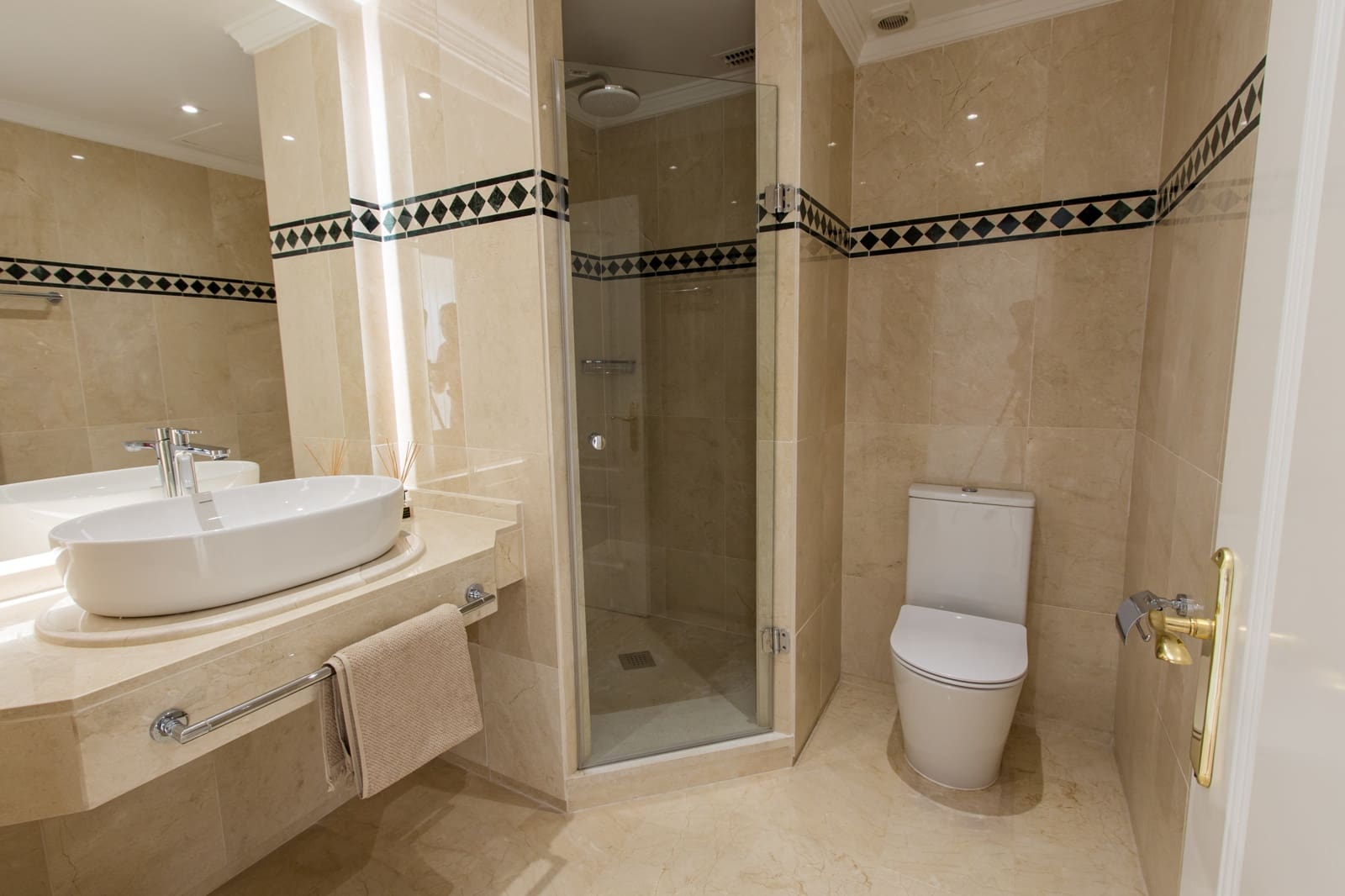4 bedroom Apartment for sale in Marbella with pool - € 2,400,000 (Ref: 9882472)