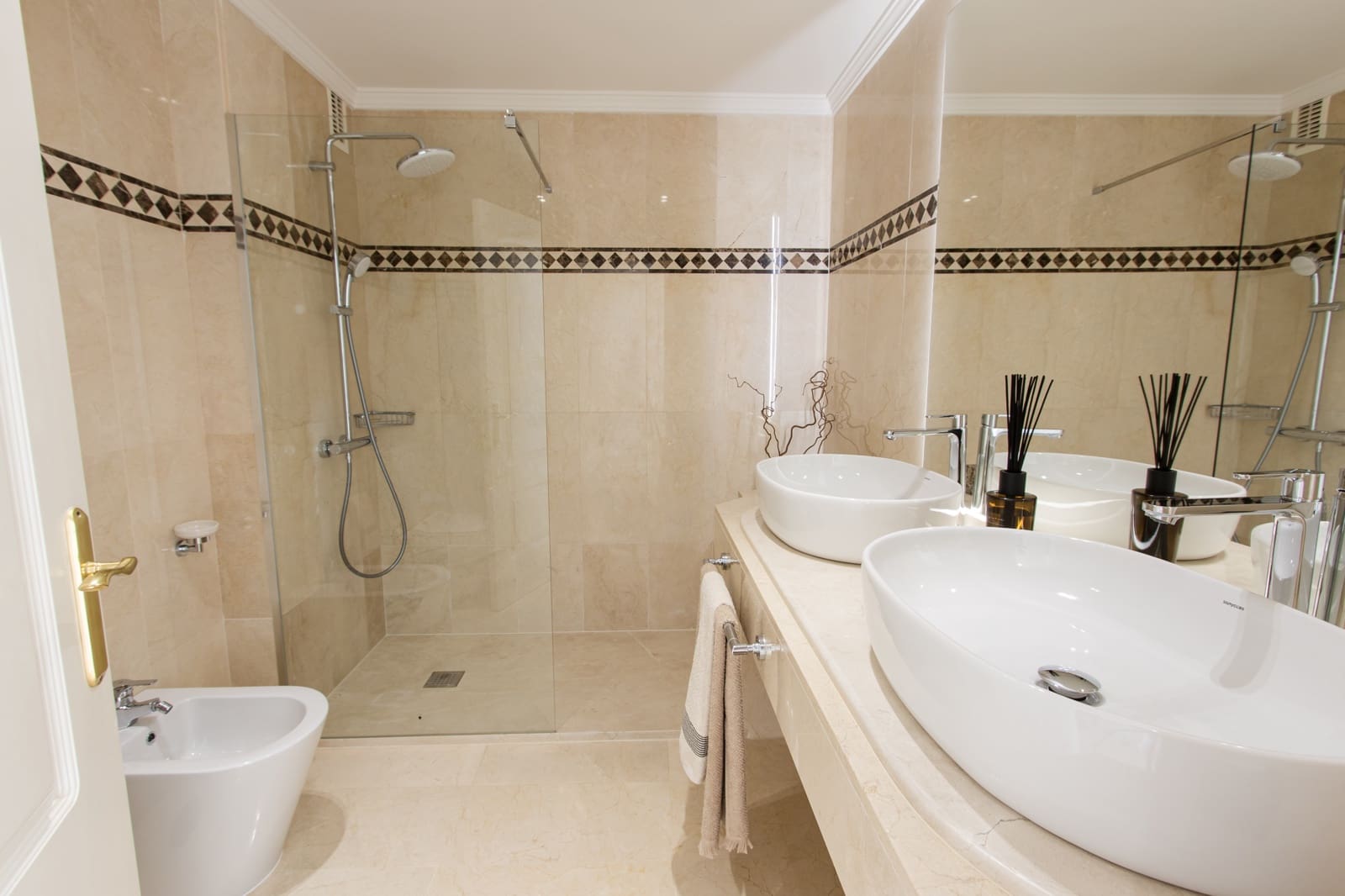 4 bedroom Apartment for sale in Marbella with pool - € 2,400,000 (Ref: 9882472)