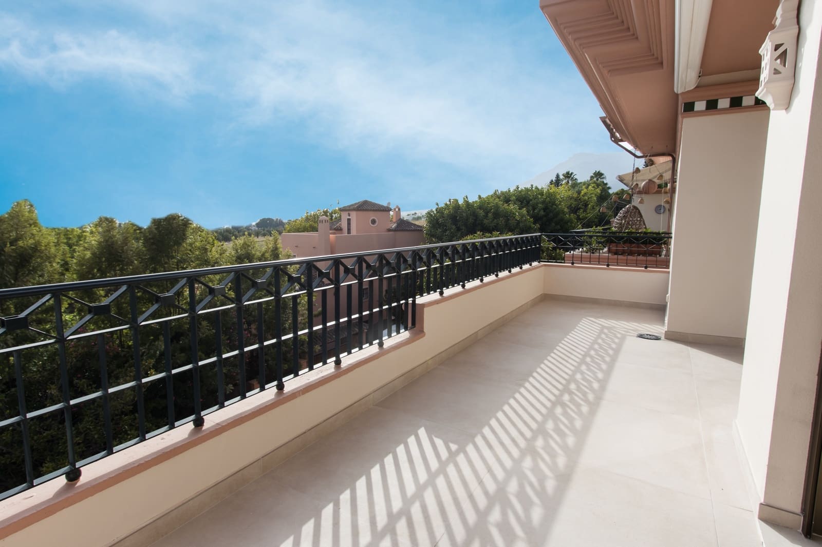 4 bedroom Apartment for sale in Marbella with pool - € 2,400,000 (Ref: 9882472)
