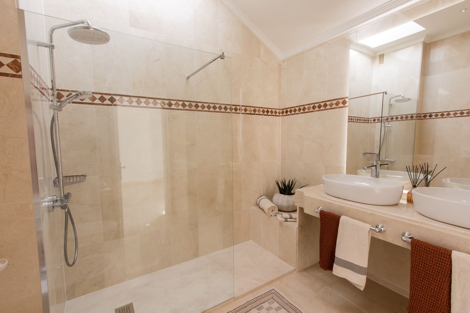 4 bedroom Apartment for sale in Marbella with pool - € 2,400,000 (Ref: 9882472)