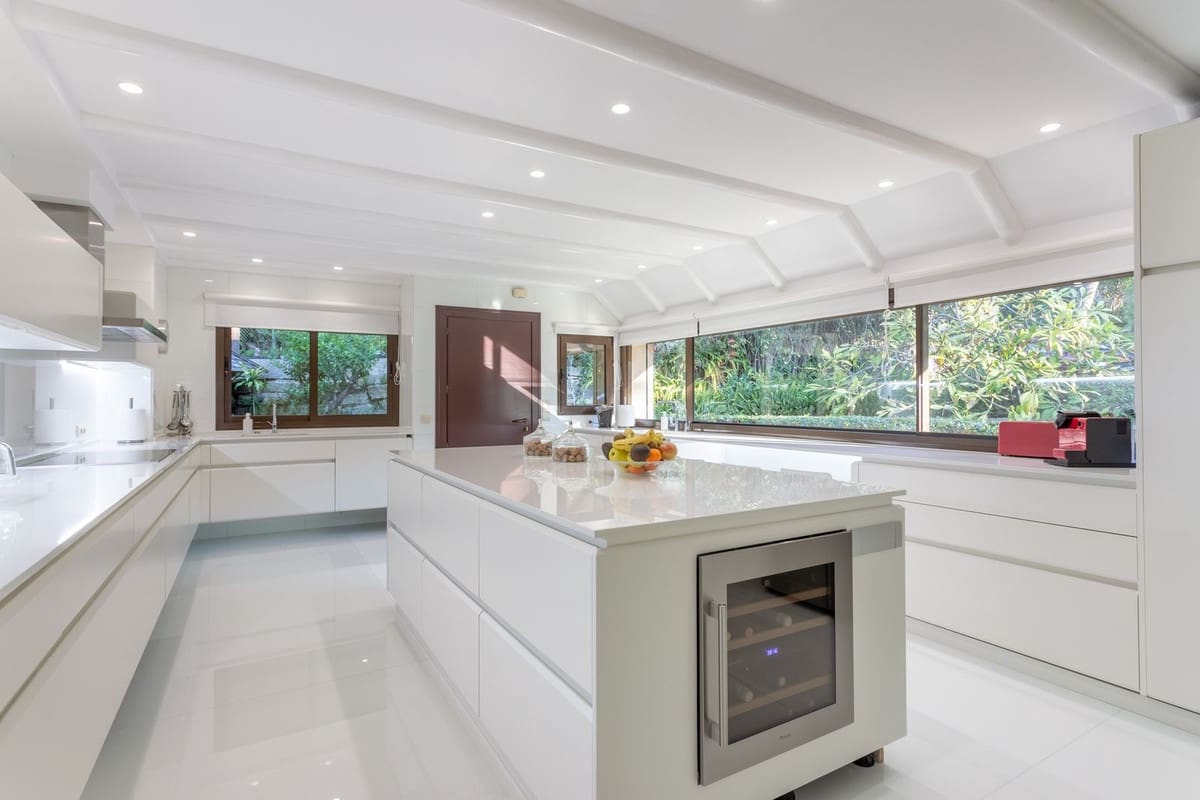 6 soveværelse Villa til salg i Rio Real med swimmingpool garage - € 3.400.000 (Ref: 9314001)