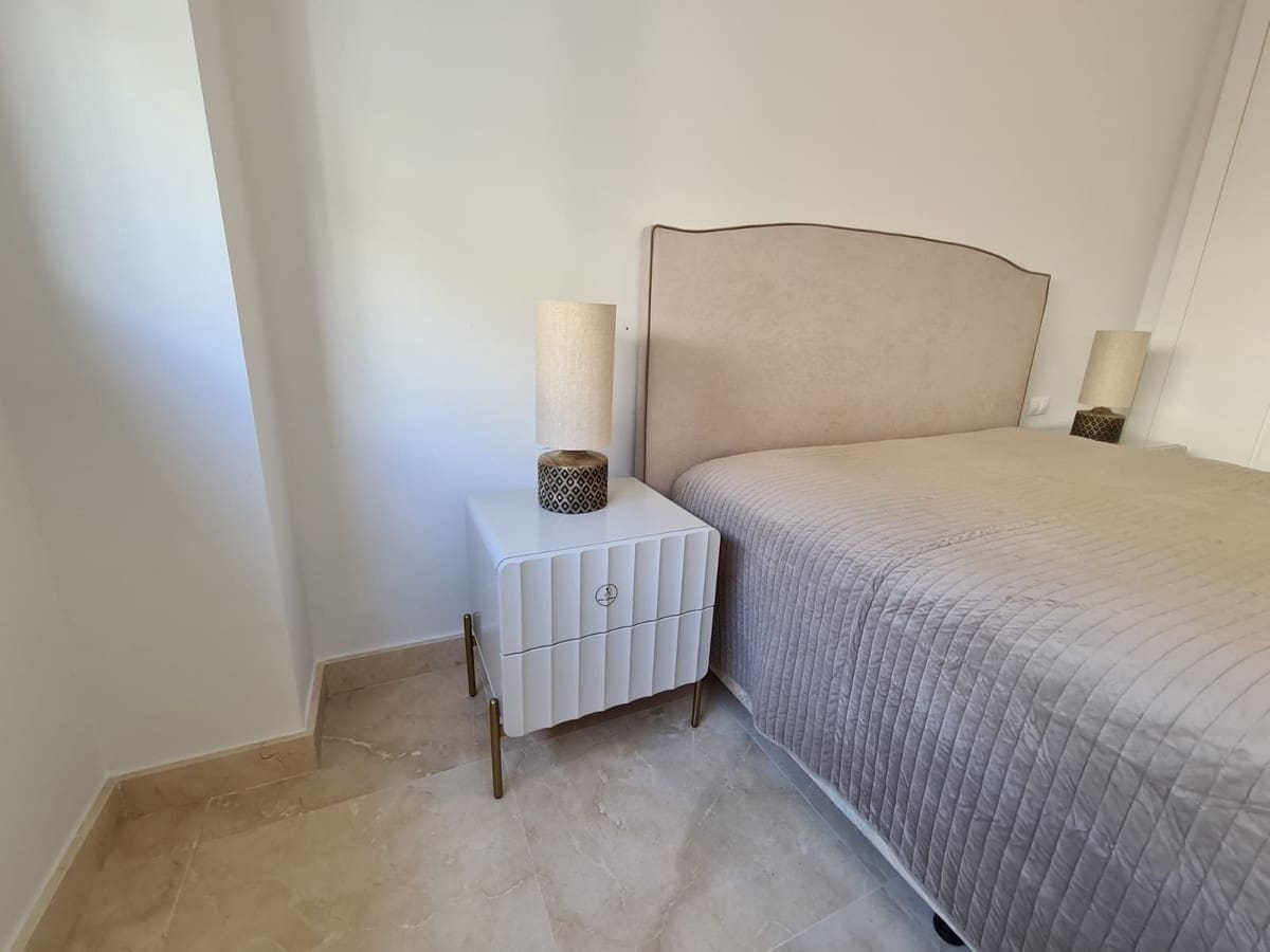 2 bedroom Apartment for rent in Cabopino with pool garage - € 3,000 (Ref: 9314007)