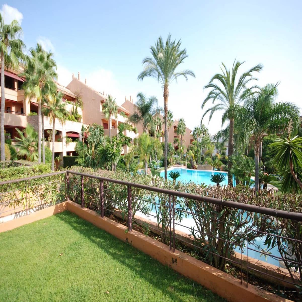 2 bedroom Apartment for holiday rental in Marbella with pool garage - € 1,500 (Ref: 9314013)