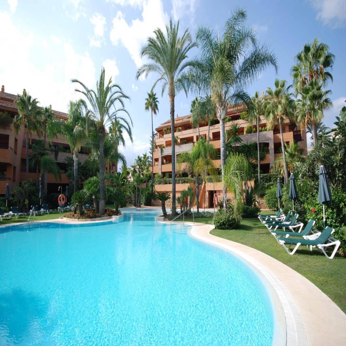 2 bedroom Apartment for holiday rental in Marbella with pool garage - € 1,500 (Ref: 9314013)