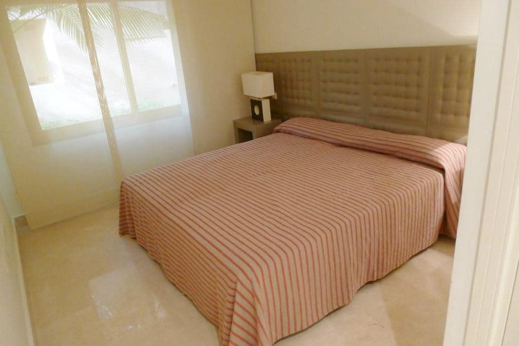 Apartamento de 3 habitaciones en San Pedro de Alcantara en venta con piscina garaje - 950.000 € (Ref: 9314346)