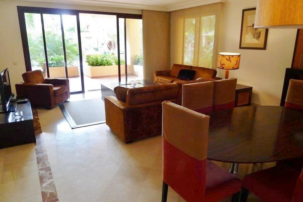 Apartamento de 3 habitaciones en San Pedro de Alcantara en venta con piscina garaje - 950.000 € (Ref: 9314346)