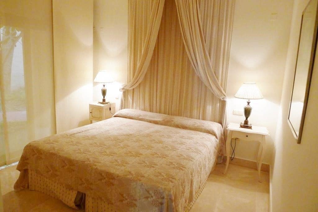 Apartamento de 3 habitaciones en San Pedro de Alcantara en venta con piscina garaje - 950.000 € (Ref: 9314346)