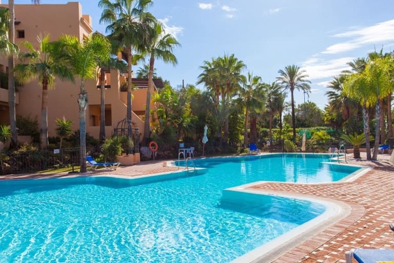 Apartamento de 3 habitaciones en San Pedro de Alcantara en venta con piscina garaje - 950.000 € (Ref: 9314346)