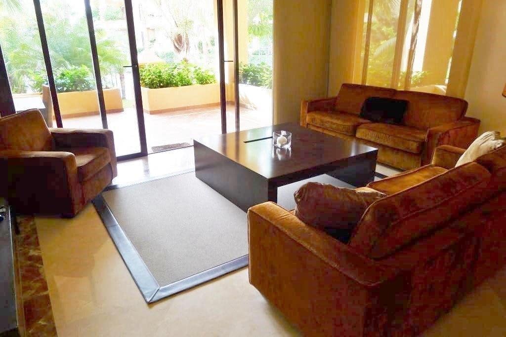 Apartamento de 3 habitaciones en San Pedro de Alcantara en venta con piscina garaje - 950.000 € (Ref: 9314346)