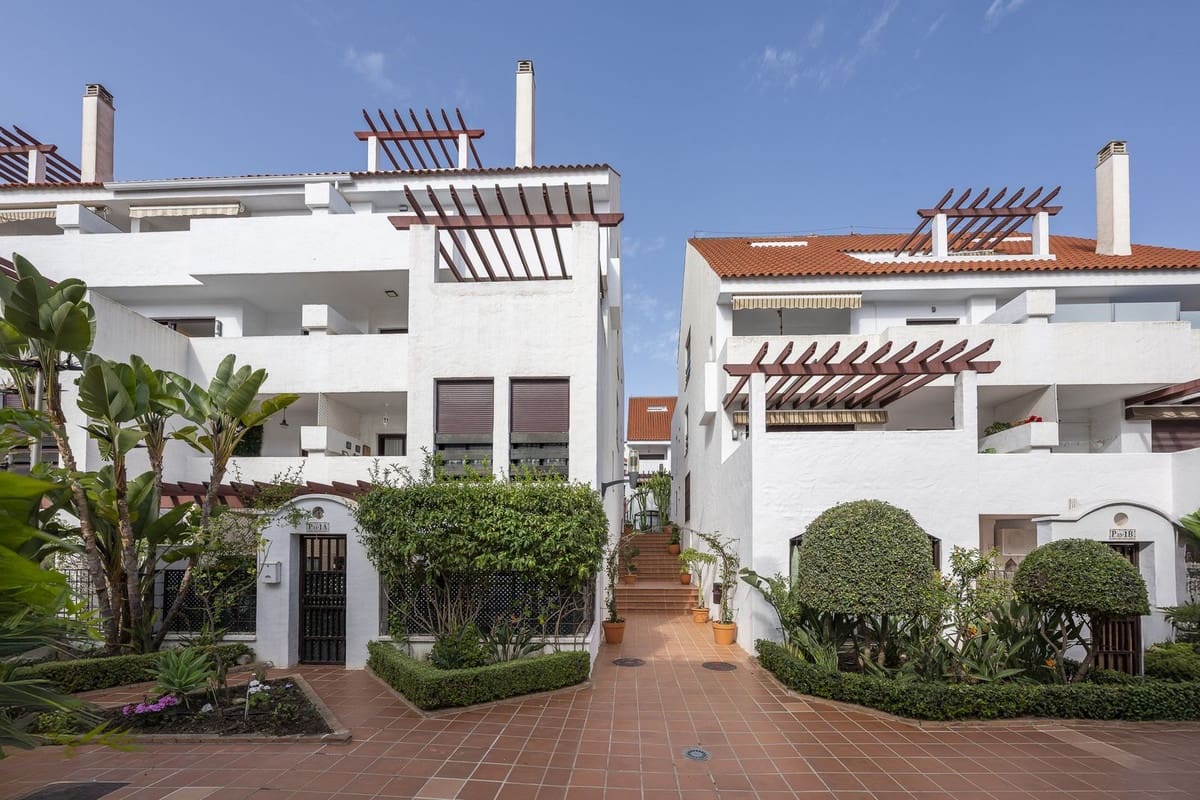 3 soverom Leilighet til salgs i Nueva Andalucia med svømmebasseng - € 785 000 (Ref: 9330170)
