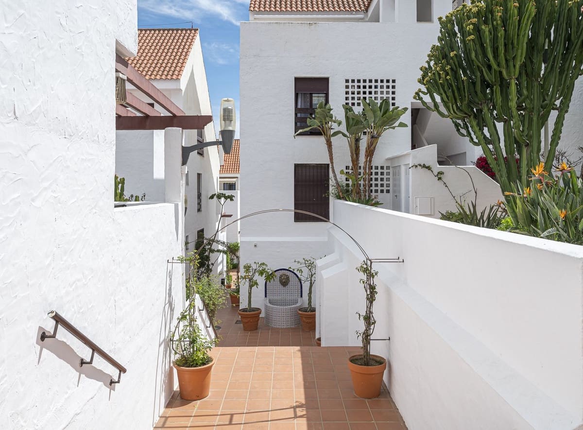 3 soverom Leilighet til salgs i Nueva Andalucia med svømmebasseng - € 785 000 (Ref: 9330170)