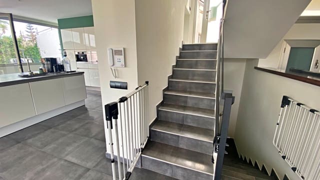 4 soveværelse Villa til salg i El Campello med swimmingpool - € 798.000 (Ref: 9385704)