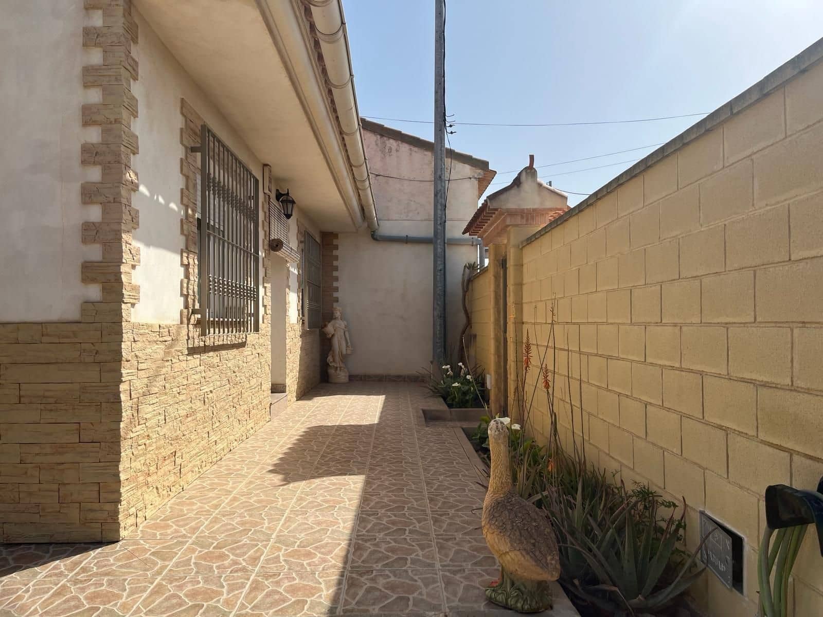 Chalet de 5 habitaciones en El Pareton en venta con garaje - 250.000 € (Ref: 9468545)