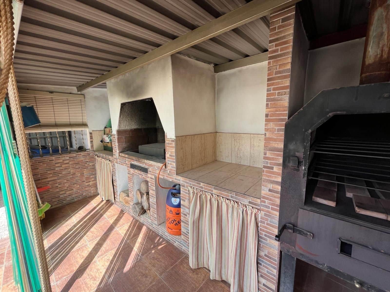 Chalet de 5 habitaciones en El Pareton en venta con garaje - 250.000 € (Ref: 9468545)