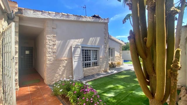 4 bedroom Villa for sale in Playa de Muchavista, El Campello with pool garage - € 650,000 (Ref: 9998876)