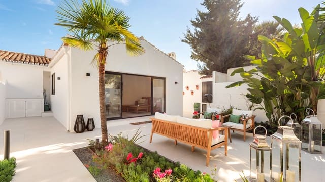 3 bedroom Semi-detached Villa for sale in Marbella with pool garage - € 1,795,000 (Ref: 10026716)