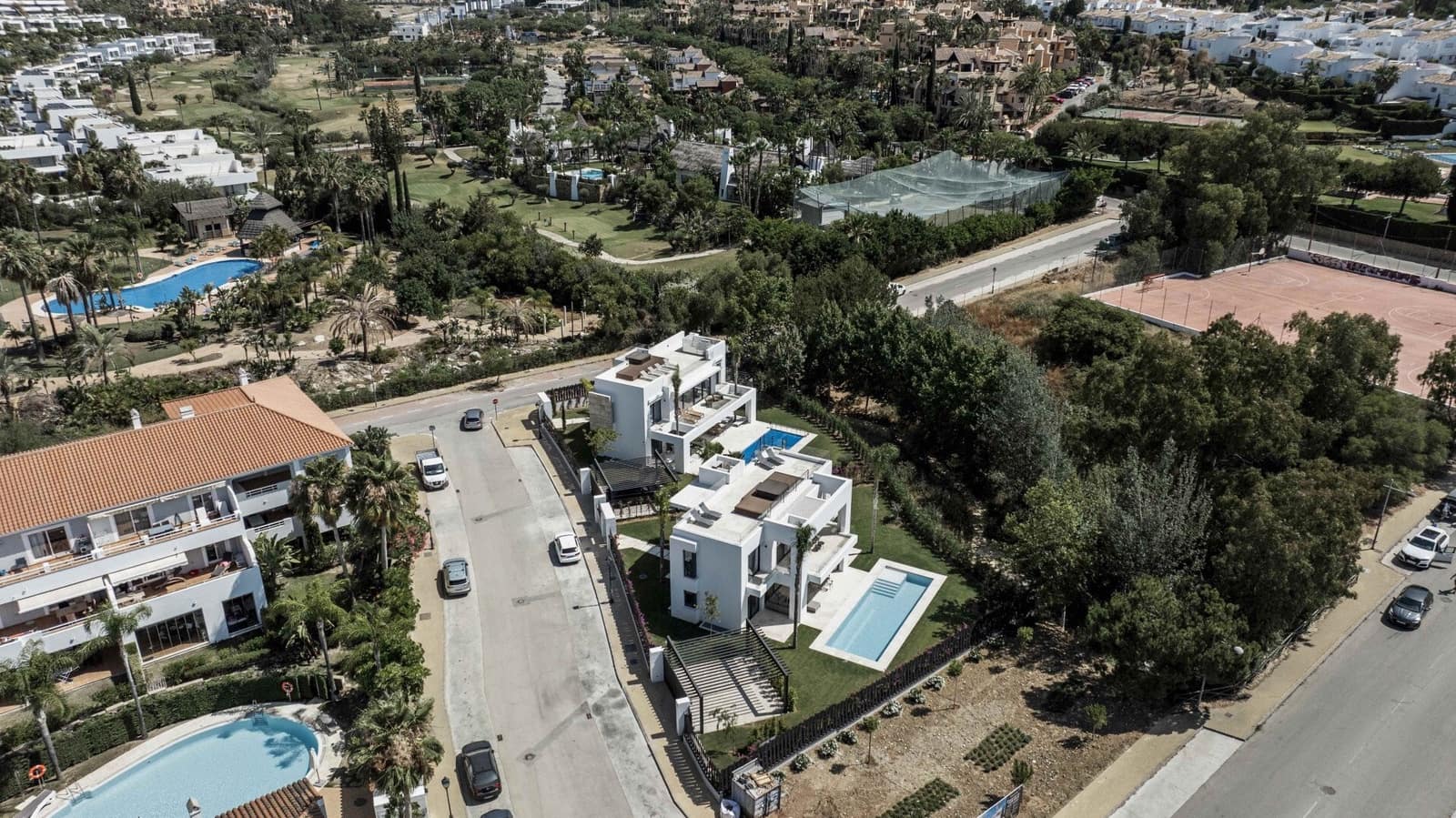 4 soveværelse Villa til salg i El Paraiso med swimmingpool garage - € 1.750.000 (Ref: 10101820)