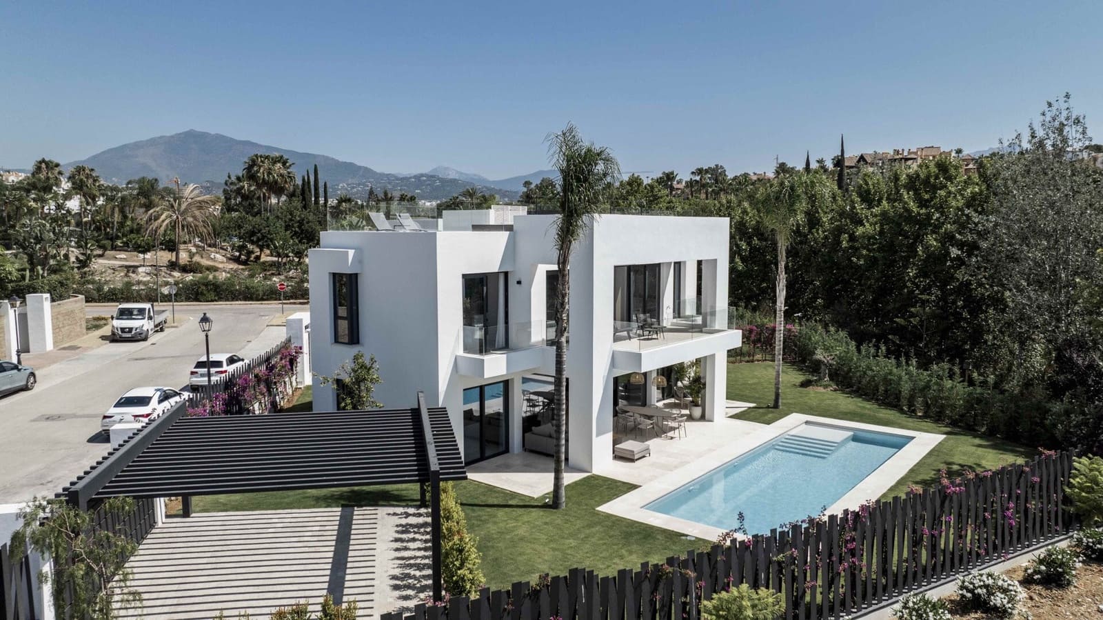 4 soveværelse Villa til salg i El Paraiso med swimmingpool garage - € 1.750.000 (Ref: 10101820)