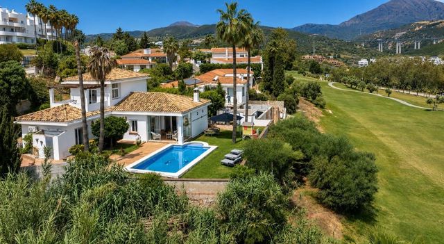 3 chambre Villa/Maison à vendre à Estepona avec piscine garage - 799 000 € (Ref: 10108988)