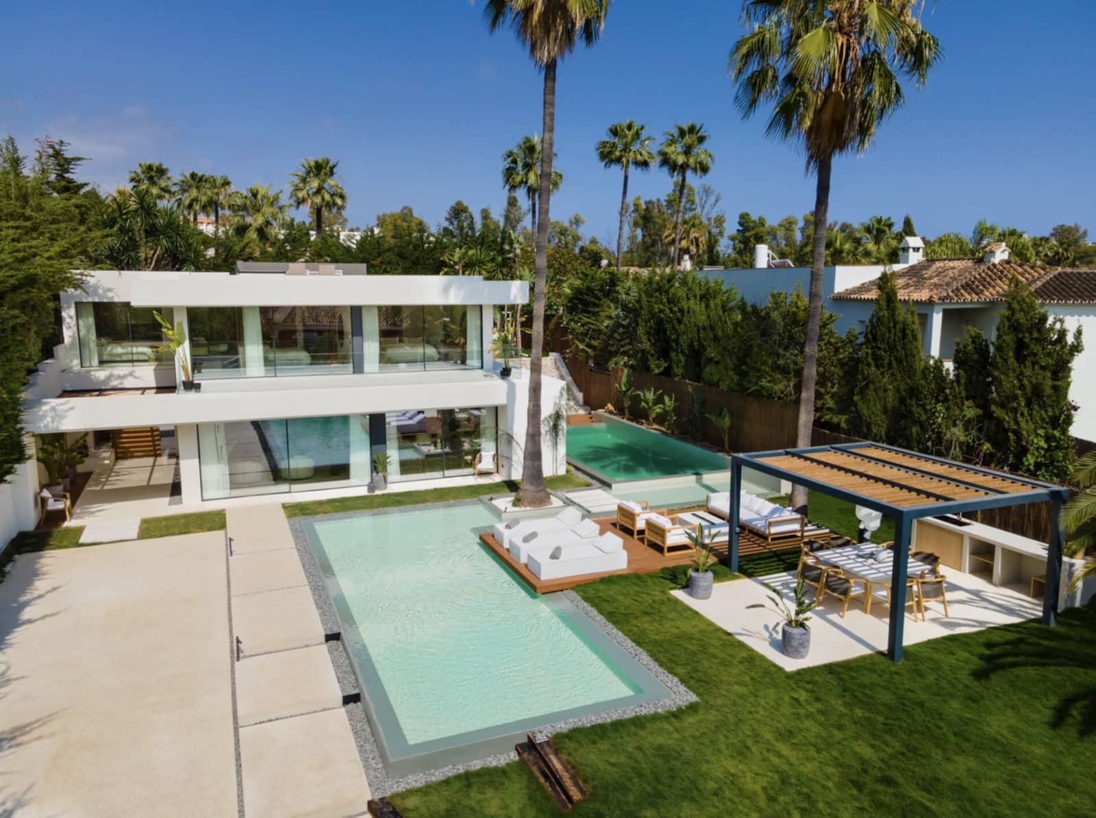 4 bedroom Villa for sale in Marbella with pool garage - € 3,550,000 (Ref: 9294611)