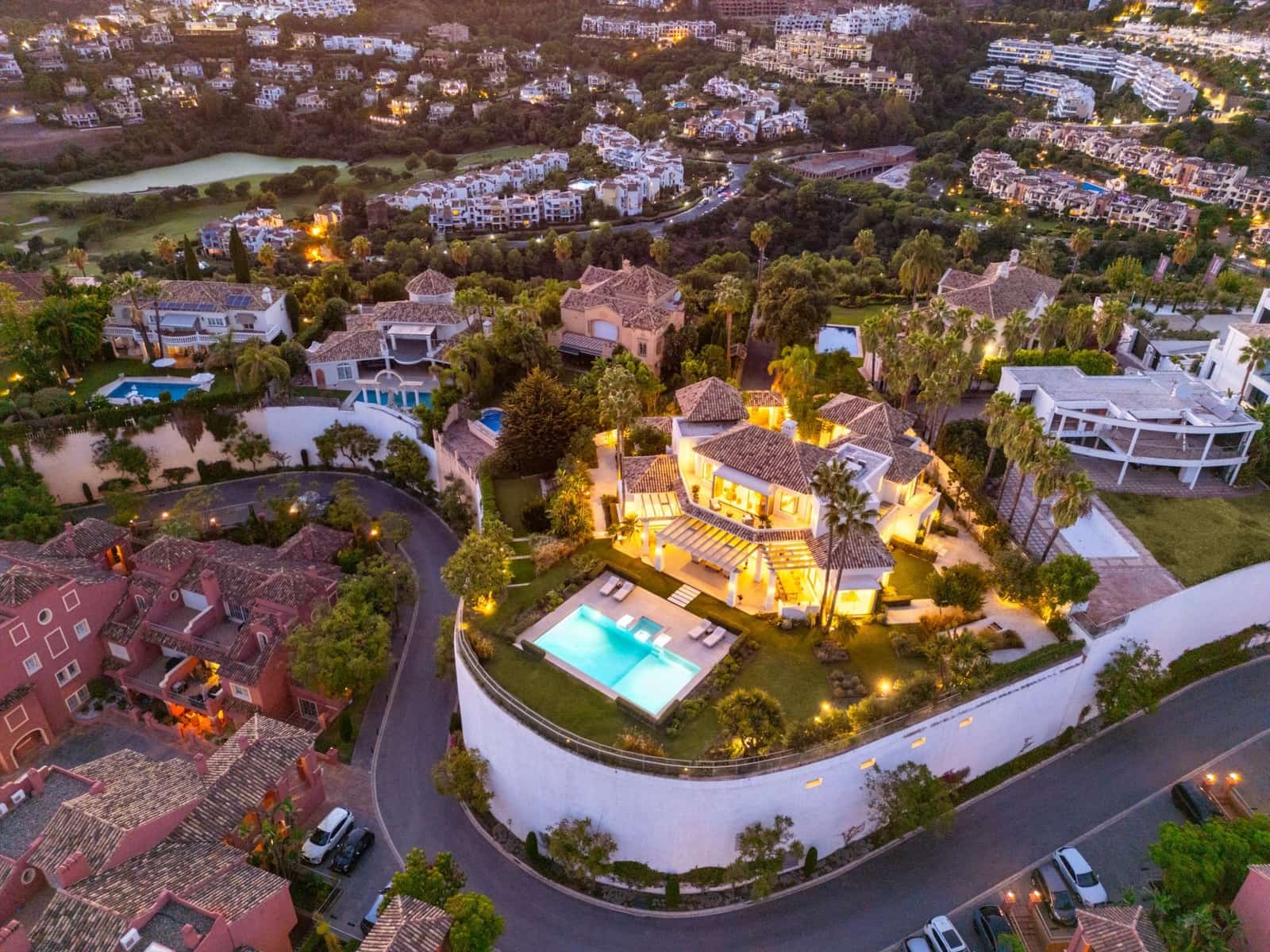 7 sypialnia Willa na sprzedaż w Marbella z basenem garażem - 10 800 000 € (Ref: 9294632)