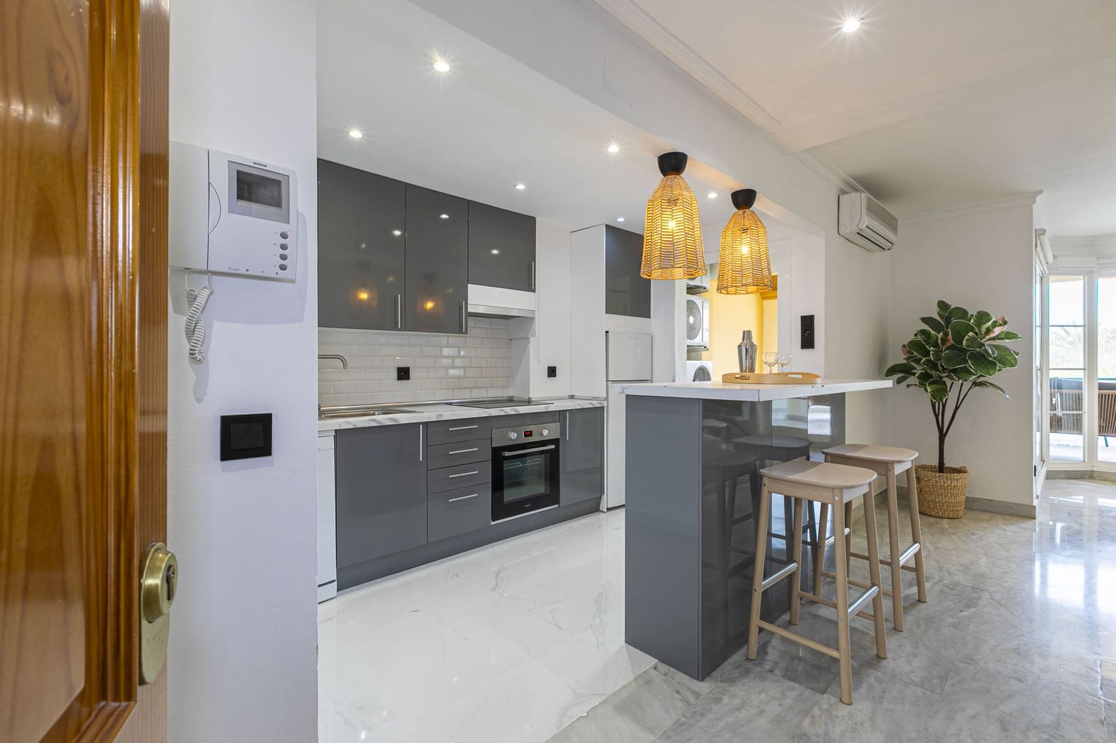 2 Zimmer Apartment zu verkaufen in Nueva Andalucia mit Pool Garage - 544.000 € (Ref: 9294657)