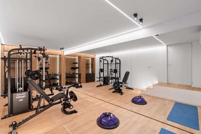 7 sypialnia Willa na sprzedaż w Marbella z basenem garażem - 2 990 000 € (Ref: 9294658)
