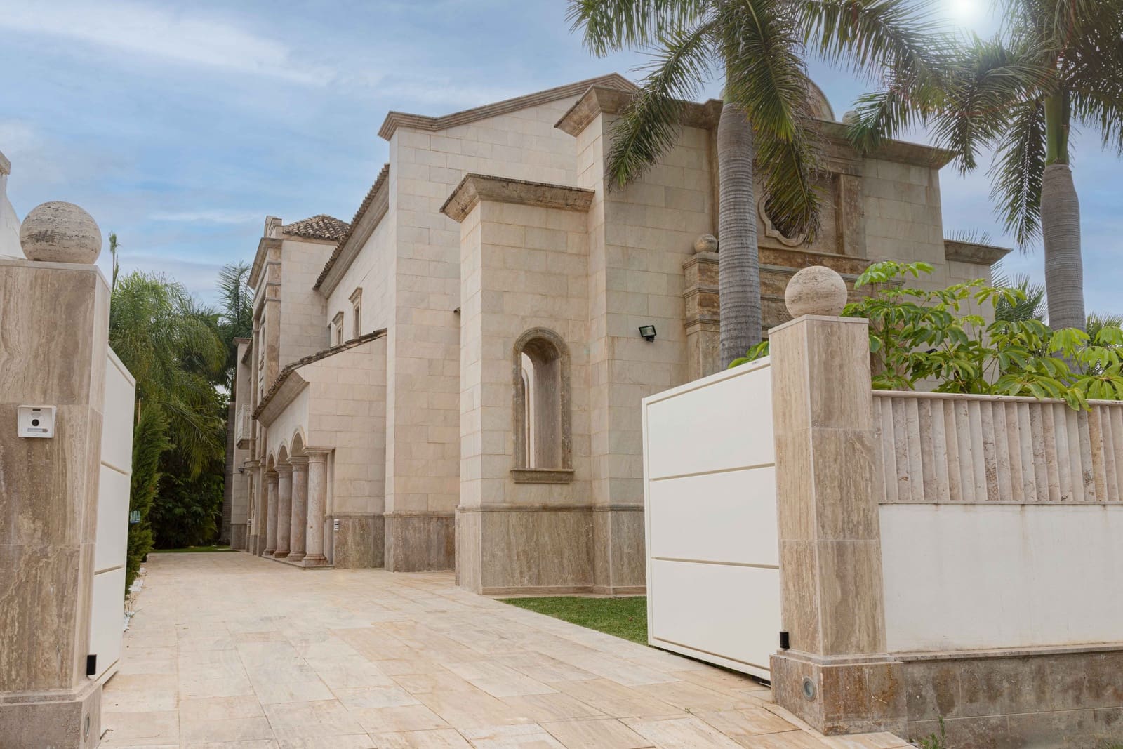 5 Zimmer Villa zu verkaufen in Marbella mit Pool Garage - 4.050.000 € (Ref: 9294659)