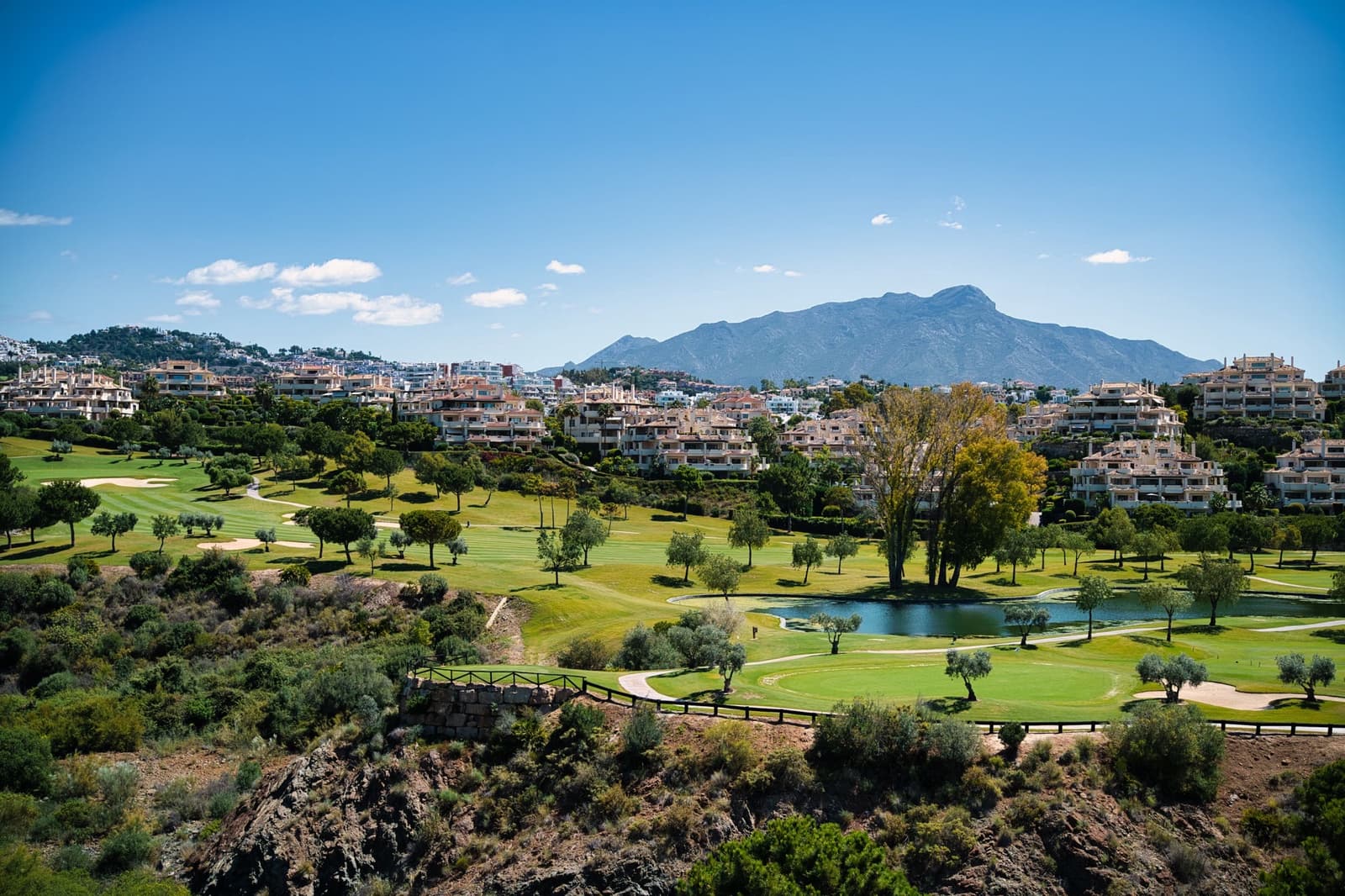 Apartamento de 2 habitaciones en Estepona en venta con piscina garaje - 440.000 € (Ref: 9300491)
