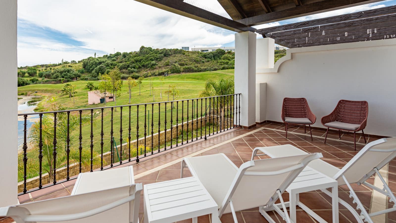 4 soveværelse Villa til salg i Estepona med swimmingpool garage - € 699.000 (Ref: 9325979)