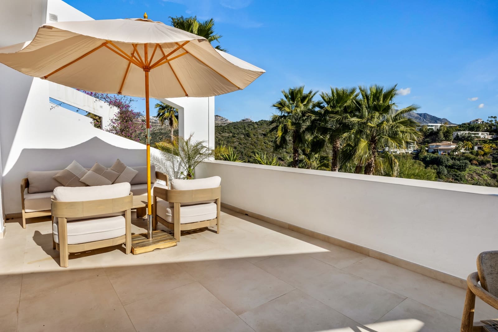 Apartamento de 2 habitaciones en La Quinta en venta con piscina garaje - 535.000 € (Ref: 9535515)