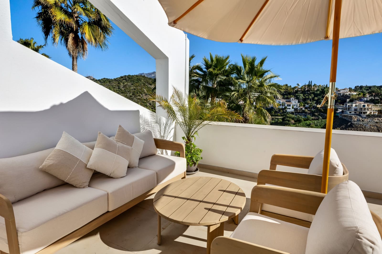 Apartamento de 2 habitaciones en La Quinta en venta con piscina garaje - 535.000 € (Ref: 9535515)