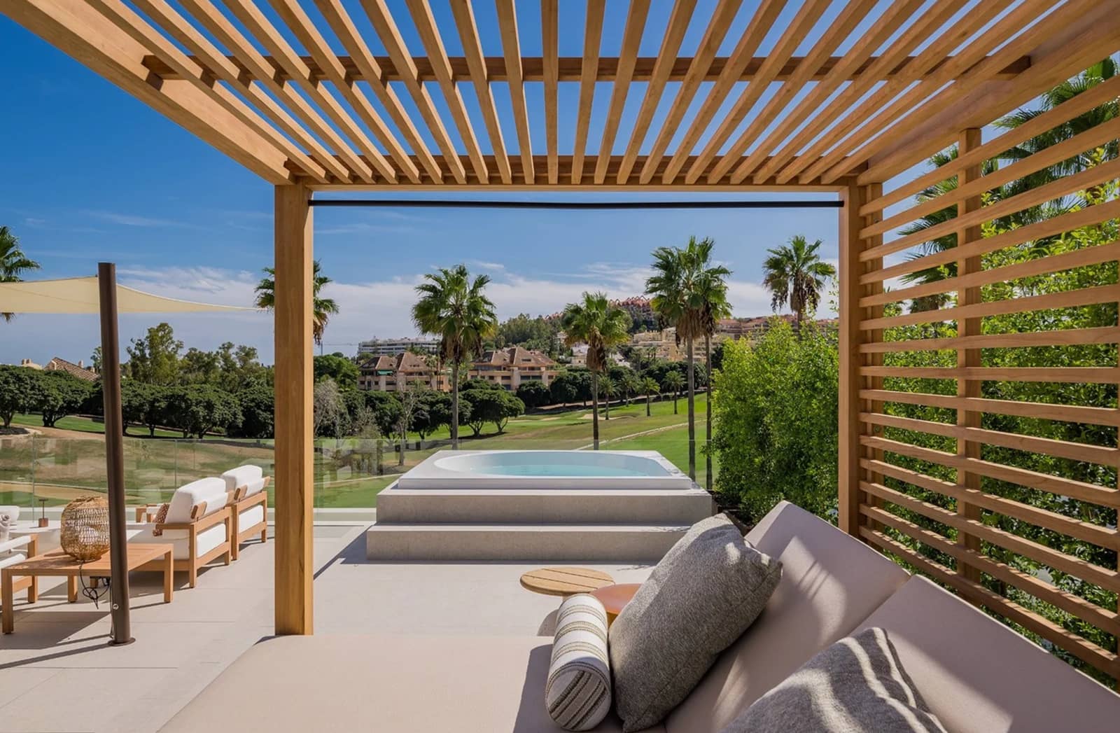 5 slaapkamer Villa te koop in Nueva Andalucia met zwembad garage - € 5.975.000 (Ref: 9647709)