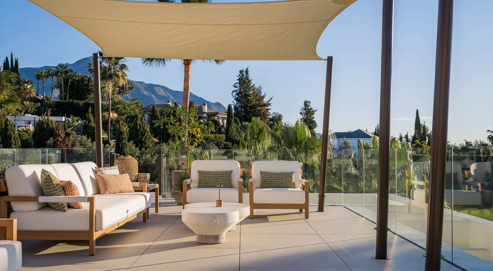 5 slaapkamer Villa te koop in Nueva Andalucia met zwembad garage - € 5.975.000 (Ref: 9647709)