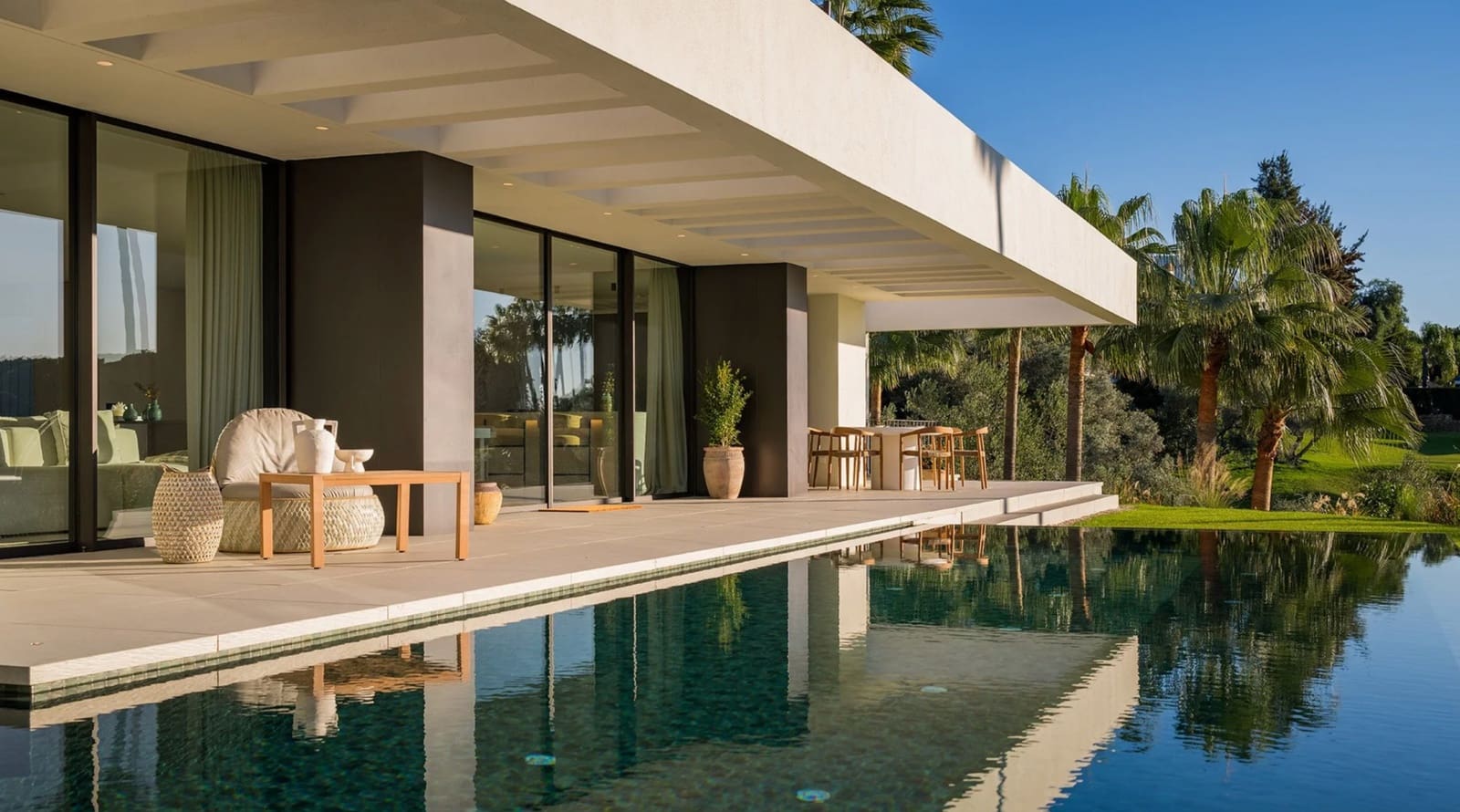 5 slaapkamer Villa te koop in Nueva Andalucia met zwembad garage - € 5.975.000 (Ref: 9647709)