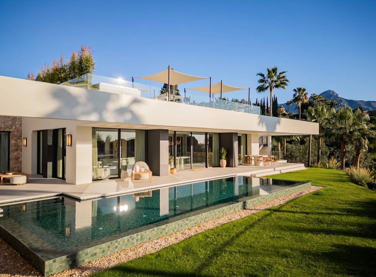 5 slaapkamer Villa te koop in Nueva Andalucia met zwembad garage - € 5.975.000 (Ref: 9647709)