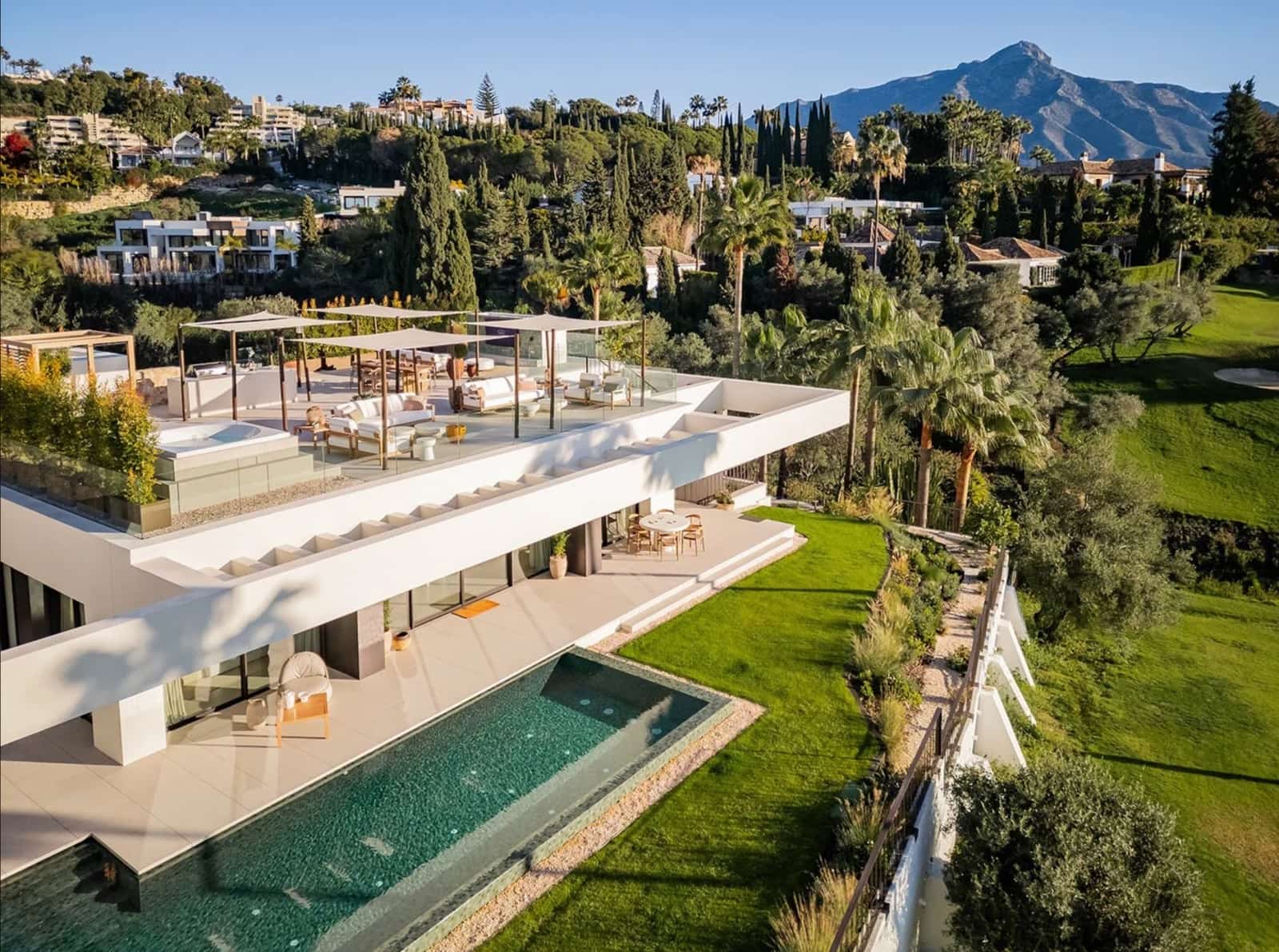 5 slaapkamer Villa te koop in Nueva Andalucia met zwembad garage - € 5.975.000 (Ref: 9647709)