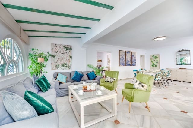 4 sovrum Villa till salu i Nueva Andalucia, Marbella med pool garage - 1 300 000 € (Ref: 9690031)