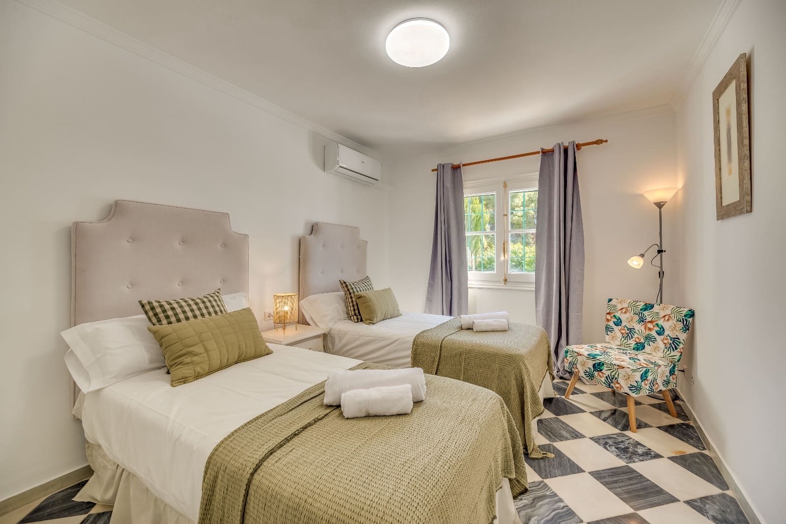 4 bedroom Villa for sale in Nueva Andalucia with pool garage - € 1,300,000 (Ref: 9690031)