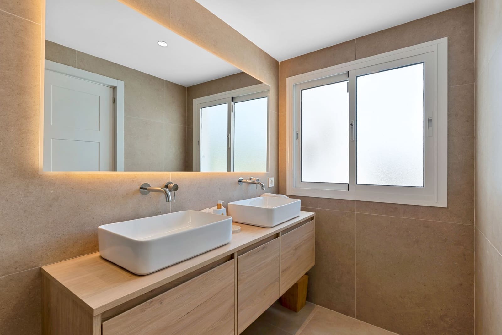 4 soveværelse Byhus til salg i Marbella med swimmingpool - € 1.099.000 (Ref: 9755331)