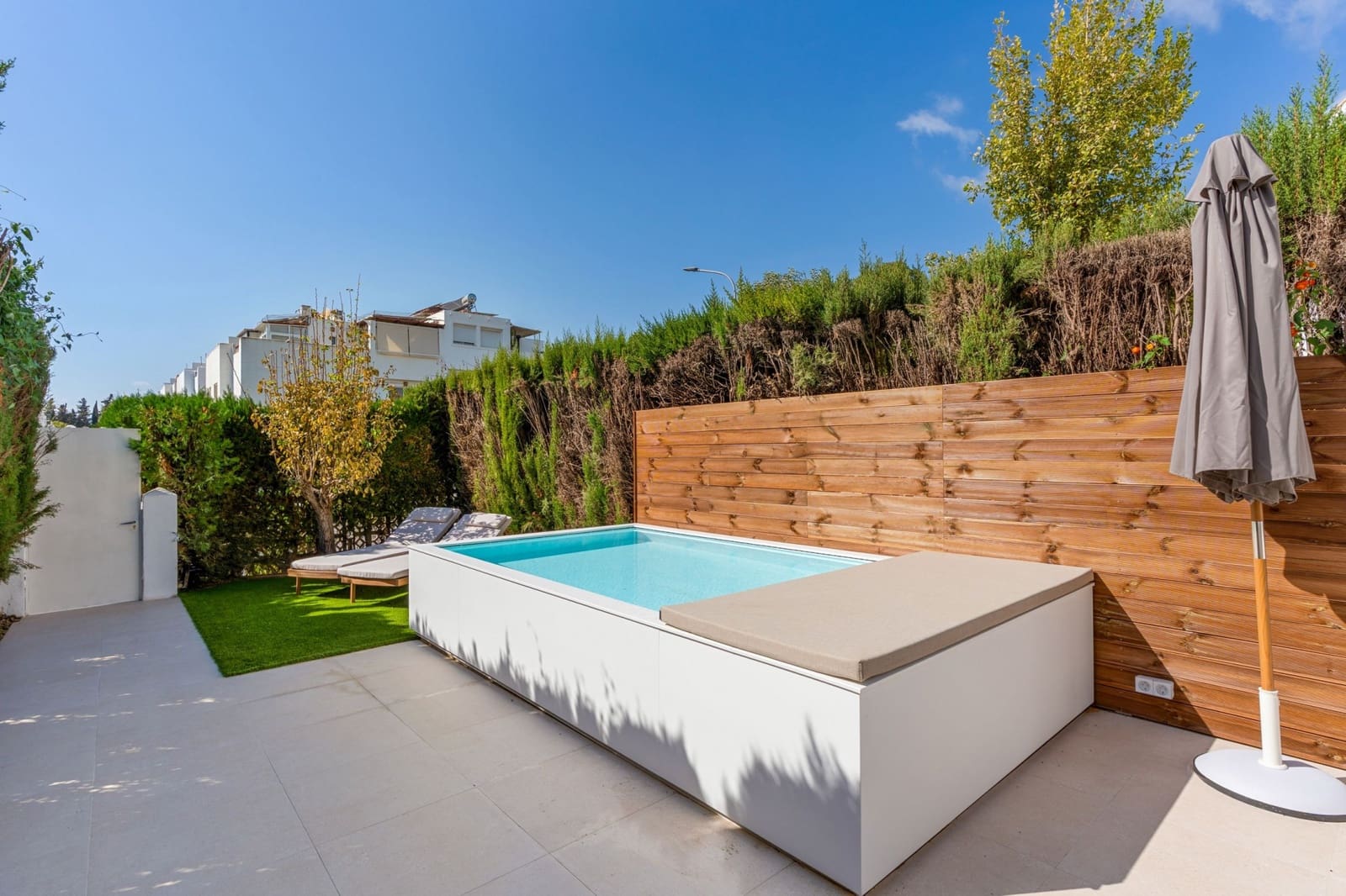 4 soveværelse Byhus til salg i Marbella med swimmingpool - € 1.099.000 (Ref: 9755331)